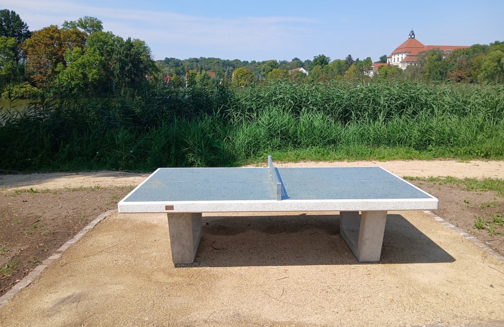 K-9 Tischtennisplatte.jpg