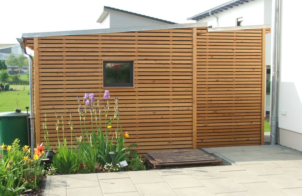 Gartenhaus mit Holzverkleidung aus Schichtplatten