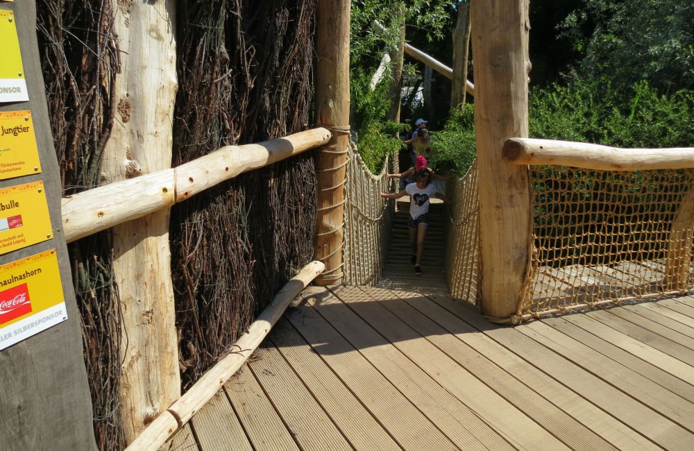 Hängebrücke aus Holz in der Kiwara Kopje, Zoo Leipzig