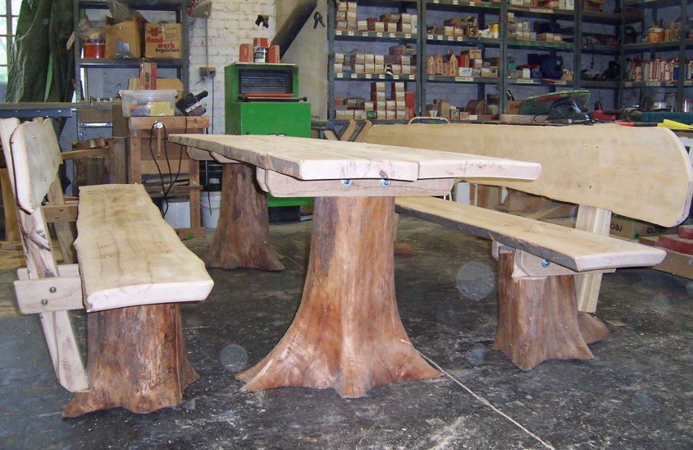 Holztisch und Holzbank mit Baumwurzeln