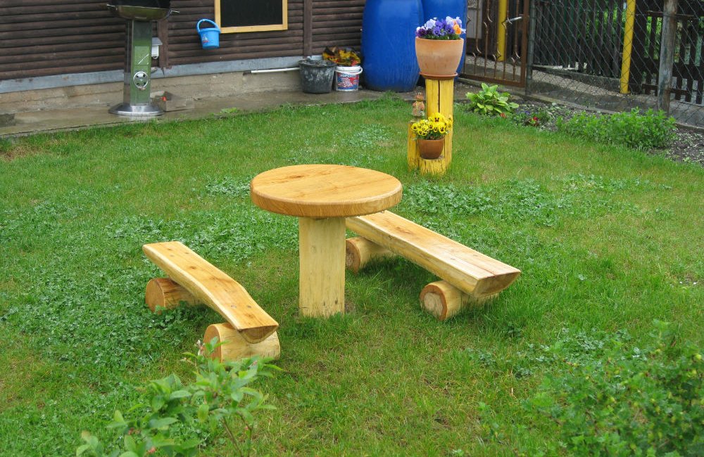 Holztisch und Holzbank aus Eiche
