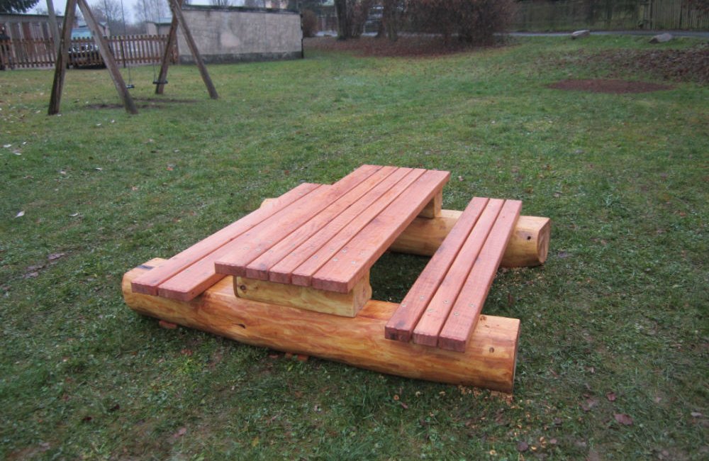 Holzbank und Holztisch aus Eiche und Robinie
