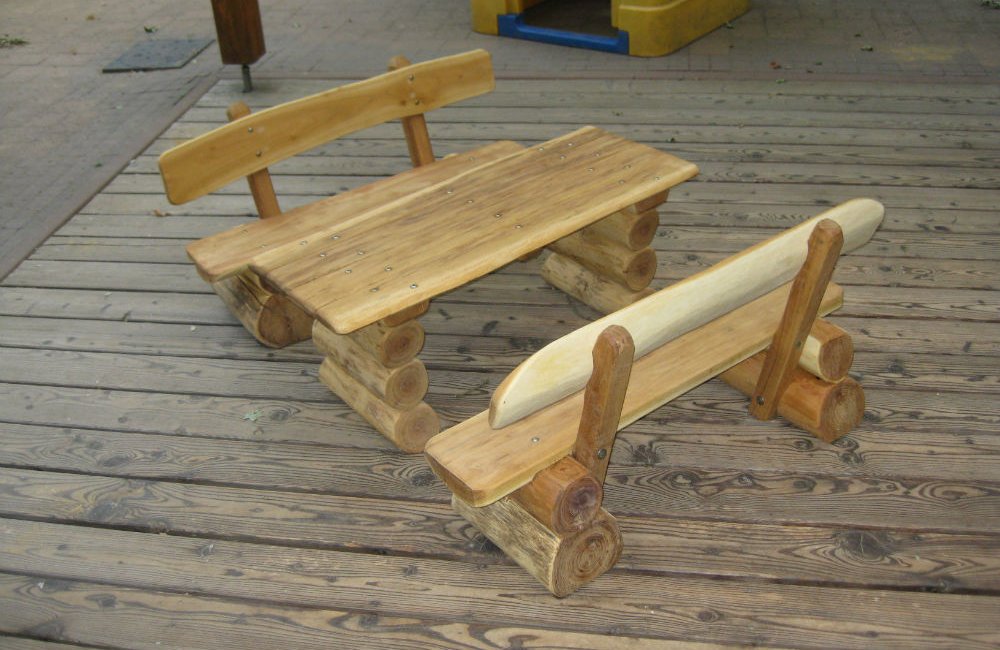 Holztisch und Holzbank aus Eiche