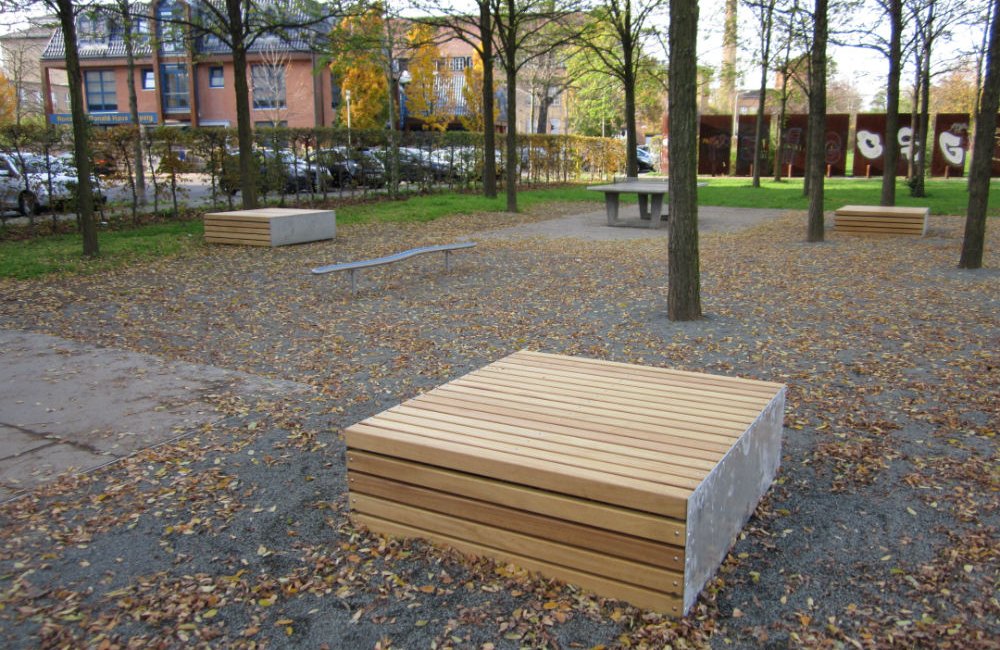 Minimalistische Holzbank aus Stahl und Kambala-Holz