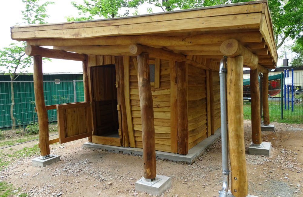 Holzhütte mit Doppeltür und Fenster