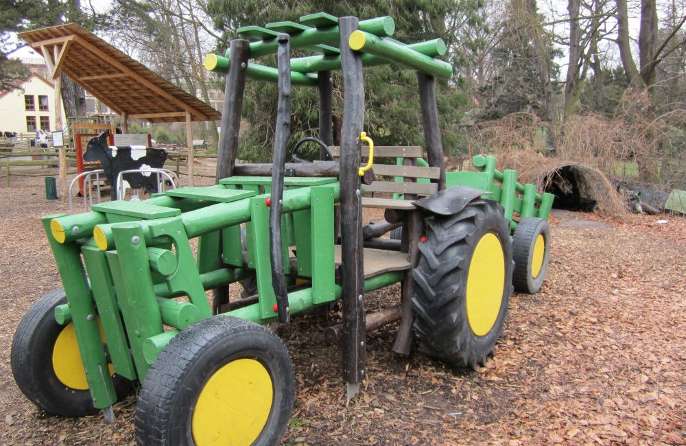 Traktor aus Holz als Sonderanfertigung