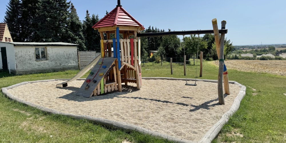 Spielturm Neuposa 3 .jpg
