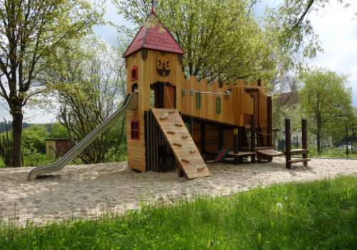 Spielburg aus Robinienholz in Rochlitz