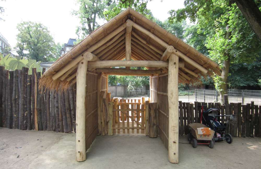Holzhütte aus Robinie als Tor